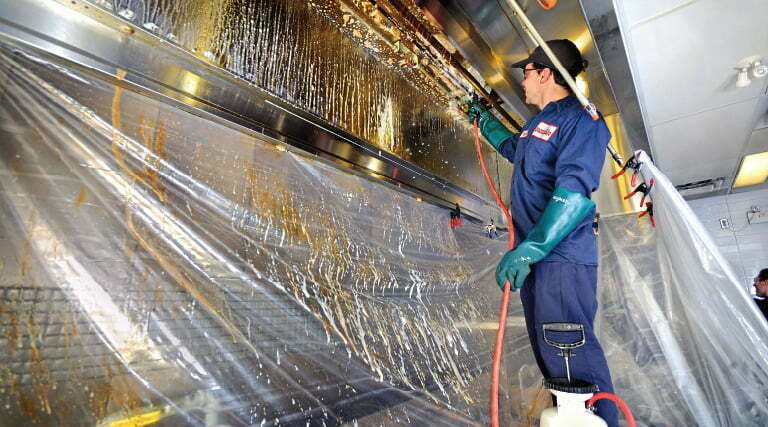 Technicien nettoyant l'interieur d'une hotte